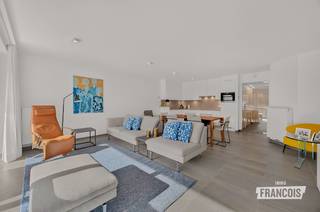 In de Driftweg 177, in de gegeerde en groene omgeving van Vosseslag, bevindt zich dit stijlvol appartement op de tweede verdieping van een recent gebouw uit 2018. De ligging is bijzonder aantrekkelijk: vlak bij de Royal Golf Club Oostende, op wandelafstand van strand en duinen en omgeven door groen.<br /><br />Het appartement combineert ruimte, licht en hedendaags wooncomfort. Via de inkomhal met inmaakkasten heeft u toegang tot een ruime berging en een apart toilet.<br /><br />De lichtrijke leefruimte met grote raampartijen sluit naadloos aan op de volledig uitgeruste open keuken, afgewerkt met kwalitatieve en hedendaagse materialen. Vanuit de leefruimte heeft u toegang tot het ruime terras, waar u heerlijk geniet van de namiddag- en avondzon.<br /><br />Verder beschikt het appartement over twee slaapkamers, beide voorzien van inmaakkasten, en een stijlvolle badkamer met moderne afwerking.<br /><br />Het appartement verkeert in uitstekende staat, beschikt over een EPC-label A en is volledig instapklaar. Bovendien hoort er een afzonderlijke berging bij het appartement. De eigenaars opteren ervoor om het appartement bemeubeld te verkopen.<br /><br />Mogelijkheid tot aankoop van een garagebox: € 65.000,00.<br /><br />Een ideale opportuniteit voor wie op zoek is naar comfortabel en instapklaar wonen op een rustige locatie vlak bij strand, natuur en golf. Neem vandaag nog contact op met Victor via 0470 64 60 28 of victor@immofrancois.be<br /><br />