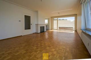Dit prachtig 3-slaapkamer appartement is perfect gelegen in  Sint-Michiels. Het werd recent volledig gerenoveerd en geniet van een gunstig...