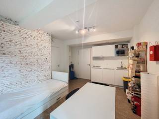 BRUSSELS CENTRUM, dicht bij Manneken Pis en IHECS en alle voorzieningen, gemeubileerde STUDENT studio op de 3e verdieping van ±25m². De indeling...