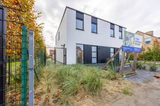 Residential residential area in Adinkerke (De Panne), consisting of 4 energy-efficient houses located near the "Markey" ponds in a beautiful green and low-traffic environment.<br /><br />The semi-detached BEN house has a southeast-facing garden and is divided as follows:<br />Entrance hall with separate toilet, open fitted kitchen with storage room, bright living room with garden and carport. Upstairs there are three bedrooms connected by a night hall with separate toilet, storage room and fitted bathroom with shower.<br /><br />Advantages:<br />Ready to move in at deed<br />Solar panels and rainwater tank<br />Terrace and garden landscaping provided by the builder<br /><br />Do you want more information or a visit to the finished model home? Contact us without obligation.