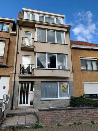 Dit gemeubeld appartement bestaat uit woonkamer, keuken, koertje, ruime slaapkamer, separaat toilet en badkamer met douche.<br />Vrij per 01/10/2026.<br /><br />Privatieve tellers voor elektriciteit, water en gas.<br />EPC: 331 kWh<br /><br />Maandelijkse huurprijs: 660 EUR + 10 EUR elektriciteit gemene delen = 670 EUR per maand.