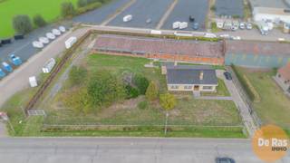 LOKEREN - Landelijk gelegen bedrijfswoning met stallencomplex<br /><br />Deze gunstig gelegen hoeve in bungalowstijl, te renoveren naar eigen smaak, bevindt zich op een perceel van 3.942 m². De eigendom geniet een rustige, landelijke ligging, maar ligt tegelijk dicht bij belangrijke verbindingswegen zoals de E17 en R4. Beervelde-dorp bevindt zich op korte afstand, terwijl Lokeren en Lochristi slechts ongeveer 10 minuten rijden zijn.<br /><br />De woning is opgetrokken in bungalowstijl en beschikt over een praktische indeling. Je komt binnen in een lichtrijke, ruime centrale inkomhal die toegang biedt tot de woonkamer, keuken, drie slaapkamers, toilet en badkamer. Daarnaast is er een aanpalende garage en een zolderruimte, die ideaal dienst kan doen als extra berging.<br /><br />De woning wordt verwarmd op stookolie. Bovendien beschikt het pand over een kruipruimte en een aparte oprit die rechtstreeks toegang biedt tot het stallencomplex.<br /><br />De eigendom is gelegen in agrarisch gebied, waardoor ze uitsluitend bestemd is voor landbouwactiviteiten. Een louter woongebruik zonder landbouwfunctie is in deze zone momenteel niet toegestaan. De mogelijkheid om de site om te vormen tot een particuliere eengezinswoning met loods wordt momenteel onderzocht bij de stad Lokeren.<br /><br />Achteraan het perceel bevindt zich een ruim stallencomplex, bestaande uit acht compartimenten van telkens circa 50 m² en een grote centrale stal van ongeveer 375 m². De totale afmetingen van de stal bedragen ongeveer 55 meter lang en 15,5 meter breed.<br /><br />Interesse om de woning te bezoeken? Neem contact op via 053/60.65.60 voor een afspraak.