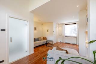Gelegen in een rustige éénrichtingsstraat nabij het centrum van Gent treffen we deze instapklare, lichtrijke rijwoning aan.

De woning heeft de volgende indeling: inkomhal met vestiaire, lichtrijke woon- en eetkamer, volledig ingerichte keuken, badkamer met lavabo, douche en toilet en een veranda.

Op de eerste verdieping zijn er twee ruime slaapkamers, derde slaapkamer op de tweede verdieping, en een zolder met mogelijkheid tot inrichten als volwaardige vierde slaapkamer.

De woning beschikt ook over een grote, droge kelder en een groene stadstuin.

Troeven: perfect instapklaarinstapklaar, locatie (gelegen in een buurt met nieuwe horecazaken, parken,...) vlakbij station Gent - Dampoort en op fietsafstand van het historische centrum Gent.

Renovatieverplichting: nee.

Deze woning wordt aangeboden aan een instelprijs.

Voor meer informatie of een bezoek kan u terecht bij Sander Dejonghe via sander@vastgoeddejonghe.be, Evy Dhondt via evy@vastgoeddejonghe.be of Inias Leten, Inias@vastgoeddejonghe.be

Alle dossierstukken kan u downloaden op onze website: www.vastgoeddejonghe.be