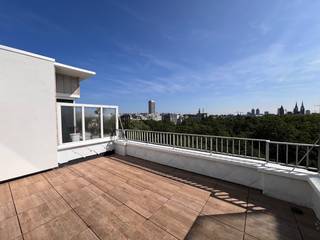 Zeer mooi en lichtrijk appartement centraal gelegen te Oostende. Het appartement bevindt zich op de 7e verdieping van het gebouw een heeft bijgevolg een fantastisch uitzicht over Oostende. Het appartement bevindt zich aan het Leopoldpark van Oostende, waardoor er een rustige omgeving gecreëerd wordt. In het appartement is er een ruime woonkamer aanwezig met enorm veel lichtinval die via het terras binnenkomt. Het eerste terras is bereikbaar via de woonkamer. Het terras is zeer ruim met bijna de ganse dag zonlicht. Het terras heeft een mooi uitzicht over het park en de omliggende gebouwen. Er is een keuken aanwezig met dampkap, kookplaat, frigo met diepvries en veel opbergruimte. In de badkamer is er een douche, lavabo en toilet beschikbaar. Het appartement heeft één slaapkamer. Het tweede terras ligt aan de achterkant van het appartement en heeft ook een rustig en mooi uitzicht. Er is een kelder in de huurprijs inbegrepen. Het appartement heeft een absolute topligging in hartje Oostende. U betaalt elke maand 730 euro aan huur en 60 euro forfait voor gebruik van de algemene delen. Onmiddellijk vrij! Breng gerust een bezoek aan dit mooie appartement! Ben je geïnteresseerd in dit pand te huur in Oostende? Ga naar de website www.dermul.be, klik op het pand dat je wenst te huren. Via de knop "ik heb interesse" vragen we u kort een profiel in te vullen. Daarna nemen we contact op voor een bezoek. Telefonisch kunnen er geen afspraken gemaakt worden.