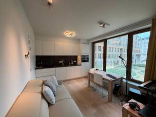 <p><strong>Recent 1-slaapkamerappartement op wandelafstand van het strand</strong></p>
<p>Op slechts enkele stappen van het strand bevindt zich dit recent en smaakvol afgewerkt</p>
<p>1-slaapkamerappartement. Gelegen op de eerste verdieping, biedt het appartement een aangename combinatie van comfort, licht en een uitstekende ligging.</p>
<p>De indeling omvat een lichtrijke leefruimte met open, volledig uitgeruste keuken, een ruime slaapkamer, een moderne badkamer met inloopdouche, een praktische berging en een gezellig overdekt terras met zicht op het binnenplein. Vanuit de keuken geniet u bovendien van gedeeltelijk zeezicht.</p>
<p>Extra troeven zijn de aanwezige fietsenberging en de mogelijkheid tot het huren / kopen van een ondergrondse staanplaats.</p>
<p>Dankzij de gunstige ligging en kwalitatieve afwerking is dit appartement ideaal als tweede verblijf aan zee of als interessante investering met verhuurpotentieel.</p>
<p><strong>Verkoop onder registratierechten.</strong><br /><br /></p>
<p>EPC: 65 kWh / E35 – UC: 35013-G-OMV_2018066536/EP18804/L001/D01/SD005</p>
<p>De renovatieplicht is NIET van toepassing. Asbestveilig. Elektriciteit conform.</p>
<p>G-score: A – P-score: A [Vg, Wche, Gdv, Gvkr, Gvv]</p>
<p>Voor meer info of een bezoek: 0476/ 37.42.15 of info@vhvastgoed.be</p>
