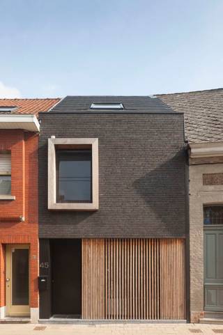 <p><span>Bent u op zoek naar een bouwgrond waarop u uw eigen thuis volledig naar wens kunt realiseren? Dan is dit perceel van </span><strong><span>434 m²</span></strong><span> in het centrum van </span><strong><span>Schelle</span></strong><span> beslist een buitenkans.</span></p>
<p><span>De grond geniet van een </span><strong><span>zuidgerichte tuin</span></strong><span>, waardoor u de hele dag door kunt genieten van zon en licht. Bovendien bevindt u zich op </span><strong><span>wandelafstand van winkels, scholen, openbaar vervoer en de Scheldedijk</span></strong><span>, ideaal voor wie houdt van een centrale ligging gecombineerd met rust en groen.</span></p>
<h3><span>Bouw volledig naar uw wensen</span></h3>
<p><span>Dankzij de perceelvorm en de aanwezige </span><strong><span>uitweg via een servitudeweg achteraan</span></strong><span> zijn er verschillende interessante bouwmogelijkheden.</span></p>
<p><span>Zo kunt u kiezen voor:</span></p>
<ul>
<li><span>een </span><strong><span>klassieke beletagewoning</span></strong><span> met leefruimte op de verdieping en garage op het gelijkvloers;</span></li>
<li><span>een woning met </span><strong><span>gelijkvloers wonen</span></strong><span>, waarbij de leefruimte rechtstreeks aansluit op de zonnige tuin;</span></li>
<li><span>een </span><strong><span>garagebox of carport achteraan het perceel</span></strong><span>, bereikbaar via de achterliggende servitudeweg.</span><span></span></li>
</ul>
<p><span>De maximale bewoonbare oppervlakte bedraagt ongeveer </span><strong><span>234 m²</span></strong><span> (exclusief eventuele garage of carport), zodat u alle ruimte heeft om een ruime gezinswoning te creëren.<br /></span></p>
<h3><span>Inspiratie voor uw toekomstige woning</span></h3>
<p><span>Om u alvast op weg te helpen, tonen wij via de renders enkele inspirerende ontwerpen. Eén van de mogelijkheden is een moderne woning van ongeveer </span><strong><span>185 m²</span></strong><span> met:</span></p>
<ul>
<li><span>3 volwaardige slaapkamers;</span></li>
<li><span>een ruime badkamer;</span></li>
<li><span>lichtrijke leefruimte;</span></li>
<li><span>open keuken;</span></li>
<li><span>praktische berging;</span></li>
<li><span>zonnige zuidtuin.</span></li>
</ul>
<p><span>Uiteraard zijn deze ontwerpen louter inspirerend. U bent volledig vrij om een kleinere of grotere woning te realiseren, afhankelijk van uw woonwensen en budget.</span></p>
<h3><span>Indicatieve bouwkost</span></h3>
<p><span>Als richtprijs mag u rekenen op een </span><strong><span>instapklare nieuwbouwwoning van circa 185 m² vanaf ongeveer € 335.000 à € 350.000</span></strong><span> (exclusief grond, registratierechten, notariskosten, aansluitingen en eventuele meerwerken). Een grotere of luxueuzere afwerking heeft uiteraard een invloed op de uiteindelijke bouwprijs.</span></p>
<p><span>Bent u benieuwd naar de mogelijkheden? Wij bespreken graag samen met u de verschillende bouwconcepten en helpen u bij het realiseren van uw droomwoning op deze uitzonderlijke locatie.</span></p>
<p><strong><span>Troeven op een rij:</span></strong></p>
<ul>
<li><span>Bouwgrond van </span><strong><span>434 m²</span></strong></li>
<li><span>Zuidgerichte tuin</span></li>
<li><span>Mogelijkheid tot achterliggende garage of carport via servitudeweg</span></li>
<li><span>Tot ca. </span><strong><span>234 m²</span></strong><span> bewoonbare oppervlakte mogelijk</span></li>
<li><span>Inspirerende renders inbegrepen</span></li>
<li><span>Centrale ligging in Schelle</span></li>
<li><span>Op wandelafstand van winkels, scholen, openbaar vervoer en de Scheldedijk</span></li>
<li><span>Ideaal voor wie een woning volledig op maat wil bouwen.</span></li>
</ul>
<p><span> </span></p>