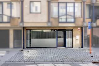 Voor alle info of een bezoek bel 0470 79 24 20:<br />Ben jij op zoek naar een commercieel pand met tal van mogelijkheden, dit pand is ideaal gelegen in het hart van Ninove!<br /><br />Oppervlakte handelsruimte: 75 m² – perfect voor een winkel, detail, kantoorruimte of andere commerciële doeleinden.<br />Toplocatie: Gelegen in een drukke, doch zijstraat van de winkelstraat, goed bereikbare straat met veel passage en zichtbaarheid.<br />Flexibiliteit: De indeling van het pand biedt ruimte voor een brede waaier aan commerciële of creatieve invullingen.<br /><br />Dit pand biedt niet alleen een uitstekende locatie, maar ook de kans om jouw zaak volledig naar eigen smaak en wensen in te richten. Ideaal voor ondernemers die willen investeren in een pand met toekomstperspectief.<br /><br />Heeft dit pand jouw interesse gewekt? Neem contact met ons op voor meer details of om een bezichtiging in te plannen. Dit is jouw kans om een unieke commerciële ruimte op een toplocatie in Ninove te bemachtigen!<br /><br />Voor alle info of een bezoek bel Saimen: 0470/79.24.20 of via e-mail: saimen@cornelis-goeman.be