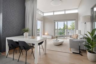 Exclusieve penthouse met panoramisch uitzicht en ruime terrassen van samen 40 m² in hartje Leuven<br /><br />Op een rustige en gegeerde locatie binnen de Leuvense stadsring bevindt zich deze uitzonderlijke penthouse. Op wandelafstand van Gasthuisberg, IMEC, KBC, het historische stadscentrum en alle dagelijkse voorzieningen geniet u hier van een unieke combinatie van rust, privacy en een uitstekende bereikbaarheid.<br /><br />Deze penthouse onderscheidt zich door de hoge plafonds, grote raampartijen en overvloedige lichtinval. De ruime leefruimte sluit naadloos aan op de uitgeruste open keuken, met aansluitend een praktische berging.<br /><br />Een grote troef zijn de terrassen van in totaal 40 m², die het appartement omringen. Dankzij de verschillende oriëntaties geniet je de hele dag van de zon of schaduw én van een prachtig uitzicht over Leuven. Vanuit zowel de leefruimte als de twee volwaardige slaapkamers heeft u rechtstreeks toegang tot de terrassen, waardoor binnen en buiten naadloos in elkaar overvloeien. Verder beschikt het appartement over een badkamer en een parketvloer die doorheen het appartement voor een tijdloze uitstraling zorgt.<br /><br />De recent heraangelegde Kaboutermansstraat als woonerf zorgt voor een rustige, veilige en aangename woonomgeving.<br /><br />Bij het appartement hoort een ondergrondse autostaanplaats (aankopen aan €30.000). Daarnaast is er de mogelijkheid om een tweede ondergrondse staanplaats aan te kopen.<br /><br />Bent u op zoek naar een lichtrijke penthouse met royale buitenruimtes, een hoogwaardige afwerking en een uitzonderlijke ligging in Leuven? Contacteer Anne-Leen 0495/138.111