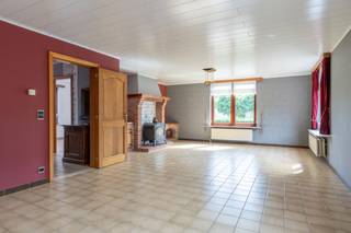 <span><strong>Te renoveren laagbouwwoning met 3 slpks, tuin en inpandige garage te Beerse</strong><br />Mogelijkheid tot 5 slaapkamers | Inpandige garage | Top locatie nabij centrum<br /><br /><strong>Omschrijving:</strong><br />Deze ruime laagbouwwoning bevindt zich op fietsafstand van het centrum van Beerse!<br /><br />We betreden de woning via de charmante inkomhal, dewelke uitgeeft op de ruime woonkamer met zithoek en eethoek. Aansluitend bevindt zich de volledig uitgeruste keuken met toegang tot de tuin!<br /><br />Via de nachthal betreden we de 3 volwaardige slaapkamers en de badkamer, uitgerust met een inloopdouche, wastafel en aansluiting voor wasmachine. Tevens beschikt deze laagbouwwoning over een inpandige garage, waar men toegang heeft tot de zolder. Deze zolder beschikt reeds over een destijds afgewerkte kamer en biedt nog vele mogelijkheden tot afwerking naar een 5de slaapkamer, mits plaatsing van een vaste trap.<br /><br />Als extra is de woning volledig onderkelderd met kruipkelder.<br /></span><span>Ten slotte geniet men van een gezellig tuintje, momenteel ingericht met serres.<br /><br /><strong>Algemeen:</strong><br />- Vernieuwde garagepoort (2023)<br />- Regenwaterput 3.000l<br />- Verwarming op gas<br />- Kruipkelder<br />- Op fietsafstand van het centrum!<br />- EPC: E-label (renovatieverplichting)</span>