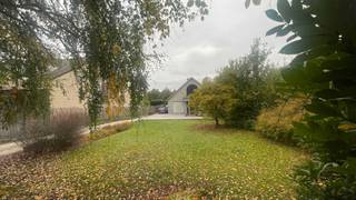 E KOOP MULTIFUNCTIONEEL GEBOUW<br />MET 2 WOONEENHEDEN<br /><br />Woning en studio en atelier van +/- 833 m2 op een terrein van 1511m2.<br /><br />Rustig gelegen, vlotte busverbindingen. Winkels en horeca, op 50 à 500 meter ( met als buur o.a ALDI en kapster )<br /><br />Op 450 m in vogelvlucht van de Basiliek Grimbergen ten zuid-oosten.<br />Vilvoordsesteenweg 159 Grimbergen<br /><br />Licht afhellend terrein vanaf de steenweg, 4°, met een verschil van +/- 440cm<br />Uitgang voor fietsers en voetgangers van +/- 136 cm breedte aan Borgstraat.<br /><br />Perceelsgroote 1511 m2 V/T = 0,238<br />Gelijkvloers :<br />Atelier of werkplaats met kantoor voor niet millieubelastende micro-onderneming of praktijk, kinesist, advocaat, dokterspratijk +/- 240m2 ( + 2 staanplaatsen lichte vrachtwagen )<br />Garage 2 auto's 40 m2 of fietsen stalling <br />Studio-appartement 78 m2 met kleine tuin of terras ( te renoveren )<br /><br />Verdieping : woonéénheid +/- 273 m2 met 3 kamers, + 2 terrassen van 43 m2<br />Kelder aan atelier of werkplaats +/- 150 m2<br />Parkeerplatasen vooraan : tot 6 wagens<br />Verbinding achteraan voor fietsers en voetgangers via<br />136 cm breedpad<br /><br />Verkoopprijs : <br />- grondwaarde 362.300 € voor 1551 m2 = +/- 306 €/m2<br />- gebouwwaarde 831.580 € voor 833 m2 = +/- 998 €/m2<br />Totaalprijs : 1.293.880 €.<br /><br />Inlichtingen vastgoedbemiddelaar : SMS +32 468 261 032 <br />( geen anonieme oproepen )<br /><br />e-mail : pact_punks0w@icloud.com<br />