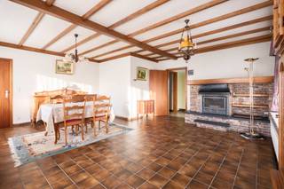 Op zoek naar een woning die rustig gelegen is met een open zicht? Maar toch centraal genoeg om alles in de nabije omgeving terug te vinden zoals scholen, winkels, openbaar vervoer, ...? Dan is deze woning misschien wel wat u zoekt. <br />Bovendien is gelijkvloers wonen hier mogelijk. <br /><br />De woning is ingedeeld als volgt: <br />Gelijkvloers: inkomhal met plaats voor vestiaire - leefruimte met eetplaats en zithoek die voorzien is van houtkachel - keuken, voorzien van alle toestellen met toegang tot de veranda - voorraadberging - afzonderlijk toilet - badkamer, voorzien van dubbele lavabo, bad en toilet - gelijkvloerse slaapkamer - ruime garage, eveneens voorzien van spoelbak en aansluitingen voor wasmachine en droogkast <br />1e verdieping: ruime overloop - 2 zeer ruime slaapkamers - 2 zolderruimtes <br />Buitenaanleg: oprit - bijgebouw die voorzien is van zolder met gewelven - ruime, diepe en mooi aangelegde tuin <br /><br />De ultieme troef van deze woning is het open zicht op de velden en de rust die er te vinden is. <br /><br />Benieuwd om nog meer troeven te ontdekken? <br />Voor meer info of voor het inplannen van een bezoek, aarzel niet om ons te contacteren via info@bonnevastgoed.be of via 050/73.73.73.
