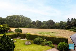 Te koop te Berlare!Op een mooi perceel van ongeveer 1.000 m² bevindt zich dit ruime en stijlvolle villa dat rust, comfort en functionaliteit...