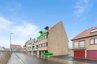 Welkom in dit prachtige duplexappartement van 122 m², gelegen in de Duinenweg 383, Middelkerke. Deze ruime en lichtrijke woonst biedt 3 volwaardige slaapkamers, een ruime badkamer en is perfect voor wie op zoek is naar een comfortabele thuis aan de kust.<br /><br />De grote leefruimte geniet van veel natuurlijk licht en sluit naadloos aan op de open keuken, ideaal voor gezellige momenten met familie en vrienden. Het appartement maakt deel uit van een residentie met lift, wat zorgt voor extra comfort en toegankelijkheid.<br /><br />De ruime oppervlakte van 122 m² biedt alle nodige ruimte voor een aangename woonervaring.<br /><br />Mis deze kans niet om te wonen in een stijlvol en ruim duplexappartement op een toplocatie vlakbij centrum en strand!<br /><br />Interesse? Neem vandaag nog contact op voor meer informatie of een bezoek! Mail naar inti@immofrancois.be<br /><br /> of bel 0499 74 89 74.<br /><br />