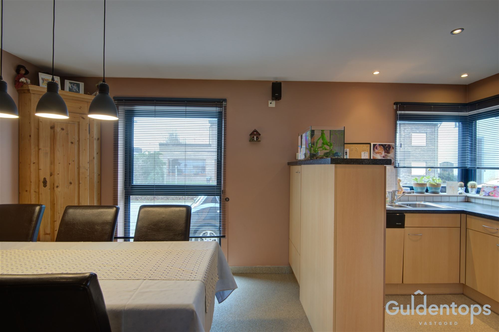 Zeer ruime instapklare half open woning met zwembad - foto 2