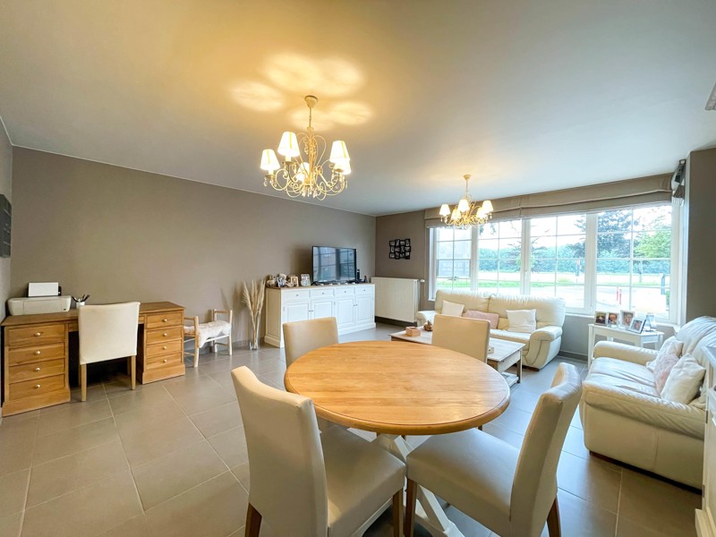 Modern appartement met 2 slaapkamers, terras en garage op centrale ligging te Wakken! - foto 2