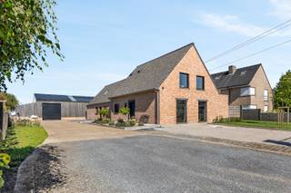 Op een rustige en landelijke ligging in Ichtegem, huisvest deze recente gerenoveerde villa en loods met volgende indeling:GELIJKVLOERS:Ruime inkomhal...