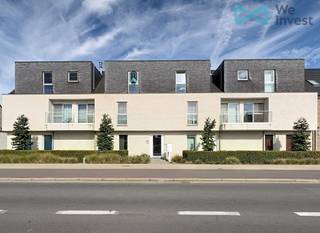 Interesse in deze studio: maak uw huurprofiel aan en vraag uw bezoek aan via deze link: https://wi-antwerpen-zuidrand.mijnhuurprofiel.be/property/f8133680-d555-4758-9f95-365ff3fd3149<br /><br /><strong>Comfortabel wonen in het centrum van Lint</strong><br /><br />Op zoek naar een praktische en verzorgde studio op een centrale locatie in Lint? Deze aangename studio combineert een slimme indeling met heel wat ingebouwd comfort én een eigen autostaanplaats.<br /><br />De studio beschikt over een gezellige leefruimte met discreet afgescheiden slaaphoek, waardoor wonen en slapen mooi van elkaar gescheiden blijven. Dankzij de verschillende ingemaakte kasten is er bovendien verrassend veel bergruimte. Ook een praktisch tv-meubel is reeds voorzien.<br /><br />De volledig geïnstalleerde keuken is uitgerust met een vaatwasser, ingebouwde koelkast en diepvriezer en biedt alles wat u nodig heeft voor dagelijks comfort.<br />Ook de badkamer werd praktisch ingericht met een douche, lavabomeubel, handdoekradiator en extra ingemaakte kast.<br />Via de inkomhal komt u binnen in de studio. Hier bevindt zich ook het afzonderlijke toilet met handenwasser.<br /><br />Extra troef: in de huurprijs is <strong>één autostaanplaats inbegrepen.</strong><br /><br />Dankzij de centrale ligging in Lint woont u hier comfortabel met winkels, openbaar vervoer en andere voorzieningen binnen handbereik.<br /><br /><strong>Een ideale studio voor wie op zoek is naar comfort, bergruimte, een slimme indeling én parkeergelegenheid op een centrale locatie</strong>. Interesse? Maak uw huurprofiel aan via deze link: https://wi-antwerpen-zuidrand.mijnhuurprofiel.be/property/f8133680-d555-4758-9f95-365ff3fd3149<br /><br /><strong>Kosten & beschikbaarheid:</strong><br />- Huurprijs: €810 /maand<br />- Provisie gemeenschappelijke kosten: €85 /maand<br />- Beschikbaarheid: onmiddellijk<br />- 3 maanden huurwaarborg<br />- plaatsbeschrijving: onderling