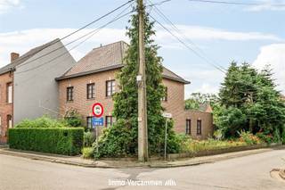 <p><span>Solide gezinswoning met 3 (mogelijk 6!) slaapkamers, uiterst gunstig gelegen te Sint-Katelijne-Waver.</span></p><p><span> </span></p><p><span>Deze mooie woning werd steeds met de grootste zorg onderhouden. De woning biedt met zijn verrassend ruime bewoonbare oppervlakte en functionele en doordachte indeling heel wat mogelijkheden. Op het gelijkvloers is er een riante en lichtrijke woonkamer met aansluitend een leefkeuken. Een inpandige garage en aansluitend berging en wasplaats zorgen voor heel wat stockageruimte. De nachthal op de eerste verdieping geeft toegang tot 3 slaapkamers en een badkamer.Een ruime zolderverdieping en een bergruimte naast de garage bieden echter opties tot extra kamers. En indien u niet binnen wenst te vertoeven kan u heerlijk tot rust komen in de aangename, zonnige tuin - perfect zuidwest georiënteerd.</span></p><p><span> </span></p><p><span>Een unieke kans voor wie een woning zoekt gelegen op een ware A-locatie te Sint-Katelijne-Waver, een zeer rustige, kindvriendelijke straat nabij Pasbrug en stad Mechelen, met winkels, scholen, sport- en ontspanningsmogelijkheden op fiets- of wandelafstand. Vlotte bereikbaarheid is tevens een troef, een centrale ligging tussen Brussel en Antwerpen, treinstation op fietsafstand en nabij fietsostrade.</span></p><p><span> </span></p><p><span>Bezoek enkel na afspraak, vrijblijvende info op kantoor: 015/755 444 of <span>info@immovercammen.be</span></span><span> </span></p><p><span> </span></p>