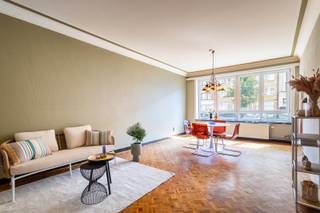 Tweeslaapkamer appartement met ruim terras in de Tentoonstellingswijk<br /><br />Dit ruime tweeslaapkamer appartement ligt in de rustige en groene Tentoonstellingswijk aan de Camille Huysmanslaan. De buurt combineert het beste van twee werelden: een serene omgeving met veel parken zoals het Nachtegalenpark, Middelheimpark en Mastvestpark, terwijl het centrum van Antwerpen makkelijk te bereiken is. Alle voorzieningen, zoals winkels, restaurants, cafés en openbaar vervoer, bevinden zich op wandelafstand, wat deze locatie extra aantrekkelijk maakt.<br /><br />Het appartement is gelegen op de gelijkvloerse verdieping van een goed onderhouden gebouw en heeft hierdoor als grote troef een uiterst ruim terras! Het appartement bestaat uit een ruime leefruimte op parket, volledig ingerichte keuken, hal voorzien van berging, ruime badkamer en twee volwaardige slaapkamers. Achteraan het ruime terras waar het heerlijk vertoeven is en ondergronds nog een handige kelderberging.<br />Mits enkele opfriswerken een instap-klaar appartement!