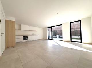 <p><span>Modern en instapklaar gelijkvloers appartement met terras, tuin en ondergrondse staanplaats in Grembergen</span></p><p><span>Dit moderne nieuwbouwappartement is rustig gelegen in het centrum van Grembergen en vormt dankzij de centrale ligging een uitstekende uitvalsbasis naar Dendermonde, Zele, Hamme en de omliggende gemeenten. Ook het openbaar vervoer bevindt zich vlakbij. Winkels, scholen en andere dagelijkse voorzieningen zijn vlot bereikbaar, waardoor dit appartement een ideale combinatie biedt van comfortabel wonen en een praktische ligging.</span></p><p><span>Het appartement is volledig geschilderd en instapklaar. Als gelijkvloers appartement geniet u bovendien van het aangename voordeel van een privatief terras met aansluitend een tuintje.</span></p><p><span>Bij het binnenkomen is er een inkomhal met afzonderlijk toilet. Verder beschikt het appartement over twee slaapkamers van respectievelijk 11 m² en 6 m². De badkamer is uitgerust met een ligbad met douchevoorziening met praktisch douchescherm.</span></p><p><span>Tevens is er een afzonderlijke berging voorzien met aansluiting voor de wasmachine en plaats voor de technische installatie met warmtepomp.</span></p><p><span>De lichtrijke leefruimte sluit mooi aan bij de volledig ingerichte open keuken. Deze is voorzien van een dampkap, fornuis, koelkast, oven en vaatwasser. Vanuit de living is er rechtstreeks toegang tot het terras en het aangename tuintje. Hier zijn bovendien verlichting, een buitenkraantje en een stopcontact voorzien, wat zorgt voor extra praktisch comfort.</span></p><p><span>In de ondergrondse kelderverdieping beschikt het appartement over een privatieve autostaanplaats en een privatieve berging.</span></p><p><span>Een modern, energiezuinig en instapklaar appartement met een aangename buitenruimte, praktische indeling en een uitstekende bereikbaarheid. Ideaal voor wie comfortabel en centraal wil wonen in Grembergen.</span></p><p><span> </span></p><p><span>Troeven : </span></p><p><span>- instapklaar</span></p><p><span>- BEN appartement</span></p><p><span>- autostaanplaats</span></p><p><span>- tuintje met terras</span></p><p><span> </span></p><p><span>Verdere info of een bezoek ter plaatse contacteer Immo Twins 052/55.55.55 of info@mmotwins.be</span></p>