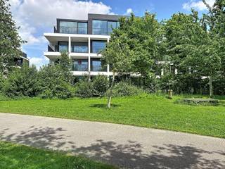 <p><span>Nieuwbouwappartement met twee slaapkamers in residentie Kasteelvijver te Langemark.</span></p><p><span> </span></p><p><span>Dit appartement bevindt zich op de </span><span>tweede verdieping</span><span> en heeft een </span><span>bewoonbaar oppervlakte</span><span> van </span><span>106.66m²</span><span> met </span><span>twee</span><span> </span><span>terrassen</span><span> van </span><span>19m² </span><span>en </span><span>1.33m²</span><span>.</span></p><p><span> </span></p><p><span>Indeling</span><span>: </span></p><p><span>inkomhal/nachthal </span><span>met </span><span>apart toilet</span><span>, </span><span>open keuken</span><span> (nog vrij te kiezen bij keukenbouwer bepaald door bouwheer met vaste handelswaarde), </span><span>leefruimte</span><span> die directe toegang biedt tot het prachtig </span><span>terras </span><span>omgeven door groen</span><span>.</span><span> </span></p><p><span>Verder zijn er nog </span><span>twee</span><span> volwaardige </span><span>slaapkamers </span><span>waarvan één kamer met tot het </span><span>tweede terras.</span></p><p><span> </span></p><p><span>Er is tevens een </span><span>kelderberging</span><span> bij te kopen, alsook mogelijkheid tot aankopen van </span><span>ondergrondse staanplaats.</span></p><p><span> </span></p><p><span>De </span><span>warmwaterproductie</span><span> en de </span><span>vloerverwarming</span><span> zal opgewekt worden door een bodem/water </span><span>warmtepomp met ingebouwde boiler.</span><span> De warmte wordt uit de grond gehaald via </span><span>geothermie.</span></p><p><span>Doorheen het appartement is er </span><span>ventilatiesysteem D </span><span>(mechanische toevoer en afvoer) voorzien.</span></p><p><span>Het appartement beschikt tevens over</span><span> zonnepanelen</span><span> (760Wp) wat het bovendien uiterst zuinig maakt!</span></p><p><span> </span></p><p><span> </span></p><p><span> </span></p>