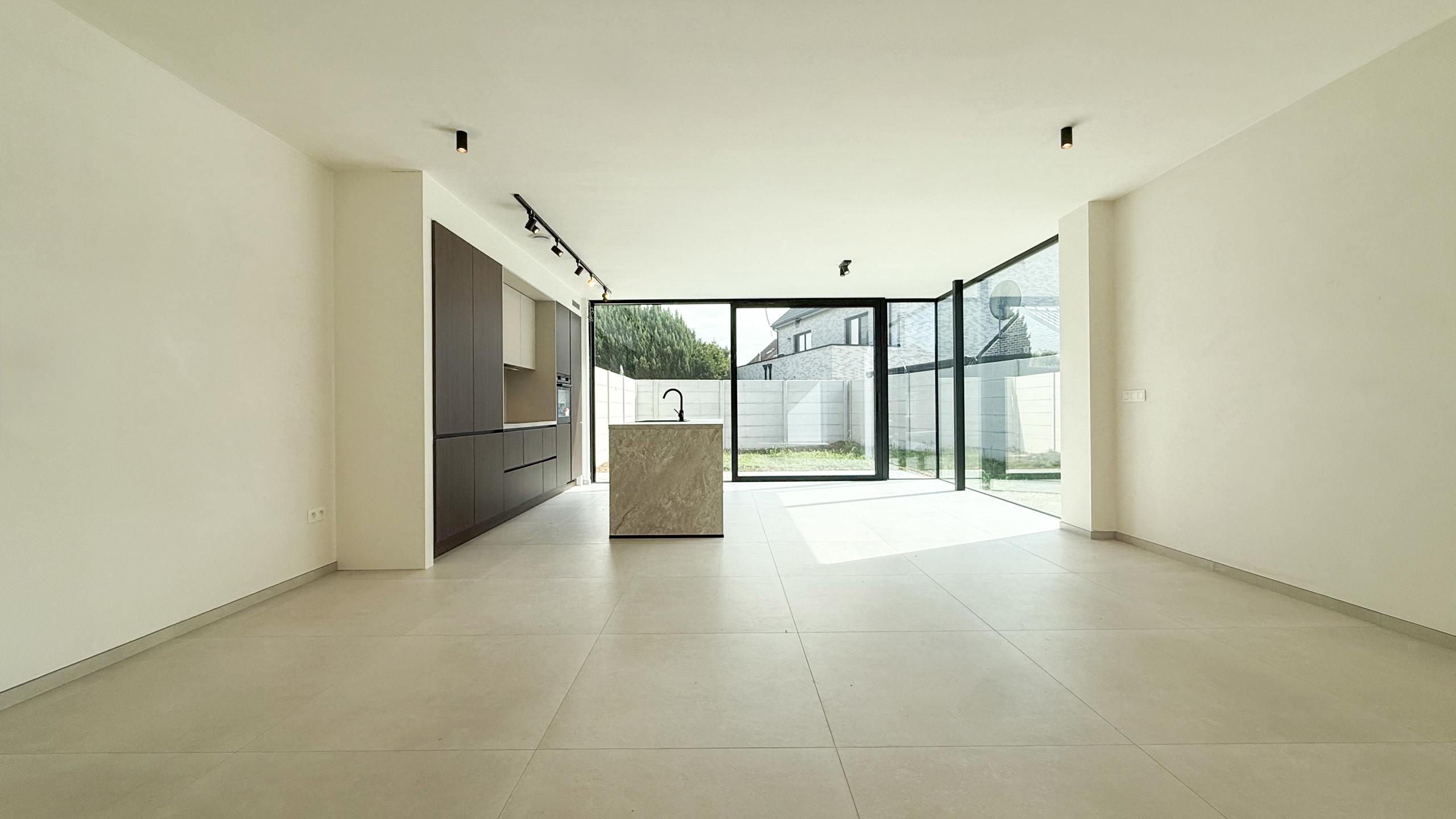 Kwalitatief afgewerkte nieuwbouwwoning op centrale ligging! - foto 4
