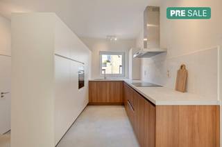 Dit prachtig vernieuwd huis te koop in de Pottestraat 43 te Poperinge werd van kop tot teen gestript, het is in feite een nieuwbouwwoning in een bestaand jasje.<br />Met een gunstig EPC-label B, een kwalitatieve afwerking én de mogelijkheid om aan te kopen onder het verlaagde registratierecht van 2%, is dit een unieke kans op de vastgoedmarkt!<br /><br />Bestaande uit:<br />Gelijkvloers: <br />Inkomhal met ingemaakte kasten - Apart toilet - Modern ingerichte keuken met inductiekookplaat, oven, frigo, vaatwas, ingebouwde kasten - Een gezellige, lichtrijke living met eetruimte die uitkijkt op de tuin - Garage/wasplaats met automatische sectionale poort, ruimte voor fietsen<br /><br />Eerste verdieping: <br />3 ruime slaapkamers (11+14+19 m²) met veel natuurlijk licht.<br />Een modern ingerichte badkamer voorzien van een dubbele inbouwlavabo en een comfortabele inloopdouche - Apart toilet<br /><br />Tweede verdieping: (bereikbaar via een vaste trap)<br />Hier bevindt zich een 4e volwaardige slaapkamer, plus een grote berging/polyvalente ruimte die perfect kan dienen als hobbykamer, thuiskantoor of zelfs een 5e slaapkamer.<br /><br />Achteraan vind je een gezellige, volledig ingesloten tuin waar je in alle rust en privacy van de buitenlucht geniet.<br /><br />Troeven van dit vastgoed te koop:<br />* EPC label B <br />* 12 zonnepanelen<br />* Vloerverwarming<br />* Volledig geschilderd<br />* Ruime garage<br />* 4 à 5 slaapkamers<br />* Conforme elektrische keuring<br /><br /><br /><br />De eigendom wordt aangeboden via de Pre-sale formule. Van 21/08/2026 om 09:00 tot 28/08/2026 om 18:00 kan u het huis op afspraak komen bezichtigen en een bod uitbrengen. De vermelde prijs is een instelprijs. Voor meer info, gelieve contact op te nemen met de dossierverantwoordelijke.<br /><br />Bestuursmaatregelen in het maatregelenregister: nee