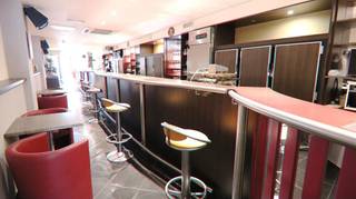 Dit horecapand heeft een UITSTEKENDE commerciele ligging aan de ZEEDIJK van Middelkerke. Toeristische TOPLOCATIE + ca 20 zitplaatsen binnenin...