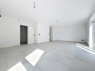 <p>Ces logements offrent d’excellentes performances énergétiques ainsi que des finitions soignées. La situation est idéale, proche de toutes les facilités, avec très peu de charges grâce à l’absence d’ascenseur et à une petite copropriété.</p>
<p>Appartement au 1er étage, 2 disponibles, se compose comme suit : hall d'entrée avec espace vestiaire, lumineux séjour avec cuisine ouverte, buanderie, salle de douche avec WC, 2 chambres.</p>
<p>Données techniques : compteurs individuels (eau, gaz, électricité), châssis PVC DV, détecteur incendie, précâblage pour une borne électrique, PEB A, 5 panneaux photovoltaïques par unité (460 W), VMC simple flux, chaudière individuelle gaz Vaillant, chauffage par le sol, radiateur sèche‑serviettes (SDD), parlophone, thermostat d’ambiance, peinture de propreté, abords et plantations réalisés</p>
<p>Prix affiché HTVA (TVA 21 % sur la construction + 12,5 % ou 3 % sur le terrain), parkings et cuisine inclus.</p>
<p>Un bien qui séduira autant les investisseurs que les occupants. Et si vous veniez vous en rendre compte par vous‑même lors d’une visite.</p>
<p>***Pour des opportunités exclusives, inscrivez-vous sur <strong>weinvest.be</strong> et accédez à des biens ciblés. Besoin d'une estimation SANS ENGAGEMENT ? Contactez-nous au <strong>0471 93 09 30</strong>. Nous sommes là pour vous accompagner dans votre achat, investissement ou vente.***</p>
<p>L'agent immobilier ne pratique aucune enchère, monopole des notaires. Il n'a pas le droit de fixer un prix minimum ni de vendre le bien. Ces décisions reviennent exclusivement au propriétaire, qui, s’il choisit de vendre, n'est pas lié à l'offre la plus élevée, mais à celle qui correspond le mieux à ses critères (prix, délai, conditions). Le prix indiqué n'est qu'un prix de départ.</p>
