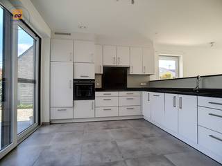 Moderne, recente woning, gelegen in een rustige verkaveling nabij het centrum van Wondelgem. Winkels, openbaar vervoer, verbindingswegen... allemaal op enkele minuten. <br /><br />Indeling <br />De woning omvat op het gelijkvloers een mooie inkomhal met vestiairekast, een open ingerichte keuken met zicht op het terras en de tuin, een ruime living, een grote berging/wasplaats, er is ook een slaapkamer en douchekamer met lavabomeubel en een toilet. Boven zijn er 3 slaapkamers, een badkamer met ligbad en een lavabomeubel, een apart toilet. Er is ook een zolder.<br />Mooi terras , tuin en vrijstaande garage<br /><br />Wenst u de woning te bezichtigen? Reserveer dan zeker uw tijdslot op het voorziene bezoekmoment via onze website (immovercruysse.be > te huur > ga naar dit pand > klik op de knop "plan uw bezoek" > reserveer het gewenste tijdslot)