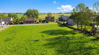 Wil je elke dag op je terras genieten van de zon tot deze aan de horizon verdwijnt, uitkijkend over de weides van Anseroeul? Langsheen de...