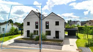 <span>CONTACT </span><br /><span>Jeroen Vandormael: jeroen@vastgoedvalkenborgh.be | 0498/05.76.72 </span><br /><br />Welkom bij deze prachtige nieuwbouwwoning aan de Broekstraat 3 in Stevoort, een dorp waar het heerlijk vertoeven is. <br />Zeer goed gelegen, op wandelafstand van het centrum waar we talrijke winkels, leuke restaurants en toffe boetieks terugvinden. Stevoort staat bekend om de grote solidariteit onder de mensen, een hechte gemeenschap en tal van activiteiten voor groot en klein. <br /><br />Deze woning is een lust voor het oog, met prachtige geveldetails en een eigen karakter. De woning beschikt over een fraai aangelegde, onderhoudsvriendelijke tuin (5 are 37 ca) die zuidgericht is, ideaal voor zonnige namiddagen en gezellige buitenmomenten. <br /><br />De woning is uitgerust met de nieuwste technieken, zoals een warmtepomp, een laadpaal voor uw elektrische wagen en zonnepanelen (8x 370 Wp of 2,96 kWp). <br /><br />INDELING <br />Gelijkvloers: <br />Ruime inkomhal, voorzien van een vestiaire en apart gastentoilet, hall, woonkamer met parketvloer, keuken (volledig geïnstalleerd) met toegang tot het terras, zeer ruime berging met technieken. <br /><br />Eerste verdieping: <br />Eikenhouten trap, ruime en lichtrijke nachthal, 2 ruime twee persoonskamers, een grote kinderkamer en een vierde kamer die naar eigen wens kan worden ingericht, bijvoorbeeld als bureau, dressing of extra slaapkamer (overal parketvloer), een apart toilet en de badkamer voorzien van een ligbad, inloopdouche en dubbele lavabo. <br /><br />Voor extra opbergruimte is er nog een royale zolder beschikbaar. <br /><br />TROEVEN <br />- vlakbij het centrum van Stevoort <br />- prachtige architectuur <br />- gegeerde buurt <br />- nieuwbouw, voorzien van alle laatste nieuwe technieken <br />- volledig geschilderd <br />- carport met fietsenbergplaats <br />- toffe, onderhoudsvriendelijke tuin, volledig aangelegd <br />- 3/4 slaapkamers <br />- scholen vlakbij <br />- veel lichtinval, grote raampartijen <br />- ruime zolder <br />- laadpaal voor elektrische wagen <br />- regenwaterput 7500 liter <br /><br />BEKNOPT<br />Bewoonbare opp: 181 m² <br />E-peil: 3 <br />EPC: 4 kWh / (m² per jaar) – A Label <br />Opp. Perceel: 5a37ca <br />Jaar einde opbouw: 2023 <br />Centrale verwarming: lucht/water warmtepomp <br />Grondprijs: € 170.000 excl. registratierechten <br />Constructieprijs: € 335.000 excl. 21% BTW <br />Totaalprijs incl. registratierechten op grond + BTW op constructie: € 595.750 <br /><br />Meer info: www.vastgoedvalkenborgh.be <br />