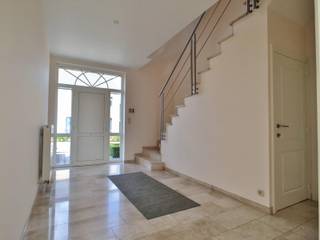 Located in the “TEN TRAPPEN” area, in a residential street close to public transport (bus at 290m), the train station (4km) and the centre...