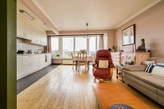 <p><span>Dit lichtrijke appartement van 75 m² geniet van een uitstekende ligging, vlak bij het centrum van Mechelen en op wandelafstand van station Nekkerspoel. </span></p><p><span>Gelegen op de bovenste verdieping van het gebouw biedt het een prachtig open uitzicht en veel natuurlijke lichtinval gedurende de hele dag.</span></p><p><span>Het appartement werd volledig gerenoveerd in 2003 en omvat een ruime woonkamer met open keuken, een nachthal met ingemaakte kast, een badkamer, een apart toilet, een praktische berging en twee slaapkamers die beide toegang geven tot een klein terrasje. Op de overloop, recht tegenover de lift, bevindt zich bovendien een ruime private berging met aansluiting voor een wasmachine en droogkast. Daarnaast beschikt het appartement ook over een eigen kelderruimte.</span></p><p><span>Dankzij de functionele indeling, de centrale ligging en het mooie uitzicht vormt dit appartement een ideale woonst voor starters, koppels of investeerders. Met het opschuren van de parketvloer en enkele beperkte afwerkingswerken kan het appartement volledig naar eigen smaak worden opgefrist en is het meteen instapklaar.</span></p><p><span>Een unieke kans voor wie comfortabel wil wonen op een toplocatie, dicht bij winkels, openbaar vervoer, scholen en alle voorzieningen die de stad te bieden heeft.</span></p><p><span> </span></p><p><span> </span></p>
