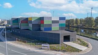 In de <strong>Pantserschipstraat</strong> bieden wij een <strong>recent opgetrokken nieuwbouwloods</strong> aan die de perfecte combinatie vormt van <strong>strategische ligging, functionele indeling</strong> en <strong>toekomstgerichte uitbreidingsmogelijkheden.</strong> Dankzij de ligging vlak bij het centrum van Gent én de vlotte aansluiting met de belangrijkste invalswegen, is dit pand uitermate geschikt voor bedrijven die nood hebben aan bereikbare en kwalitatieve opslag- en werkruimte.<br /><br /><em><u>Beschikbare oppervlakte:</u></em>
<ul>
<li><strong>1.600 m² magazijnruimte op</strong> het gelijkvloers, uitgerust met <strong>2 automatische sectionale poorten</strong></li>
<li><strong>Extra magazijnruimte</strong> op het gelijkvloers voor uitbreiding of bijkomende activiteiten</li>
<li><strong>1ste verdieping</strong> met mogelijkheden voor <strong>kantoorinrichting</strong> of <strong>extra opslagruimte</strong> (bereikbaar via een autolift)</li>
</ul>
<em><u>Troeven van het pand:</u></em>
<ul>
<li><strong>Uitstekende ligging</strong>: op enkele minuten van het centrum van Gent en nabij de R40, E17 en E40</li>
<li><strong>Moderne nieuwbouwloods</strong>: duurzame constructie met flexibele indelingsmogelijkheden</li>
<li><strong>Efficiënt laden en lossen</strong>: luifel voorzien voor overdekte activiteiten</li>
<li><strong>Drijfkracht aanwezig</strong>: geschikt voor diverse industriële toepassingen</li>
<li><strong>Ruime parkeergelegenheid</strong>: voldoende plaatsen voor personeel en bezoekers</li>
<li><strong>Uitbreidingsmogelijkheden</strong>: combinatie van magazijn en kantoorruimte mogelijk, met aandacht voor toekomstige groei</li>
</ul>
<u><em>Geschikt voor:</em></u><br />Dit pand leent zich uitstekend voor <strong>logistieke activiteiten, distributie, lichte productie</strong> of bedrijven die een combinatie van <strong>opslag en kantoorruimte</strong> nodig hebben. Dankzij de moderne voorzieningen en flexibele opbouw kan het magazijn eenvoudig worden aangepast aan de specifieke behoeften van uw onderneming.<br /><br />Interesse of vragen over de mogelijkheden?<br />Neem gerust contact met <strong>Simon De goque</strong> op <u><em><strong>+32 473 37 55 50</strong></em></u> of <u><em><strong>simon.dg@kmovastgoed.be</strong></em></u> voor een vrijblijvend gesprek of een bezoek ter plaatse.<br />Wij denken graag met u mee over een oplossing op maat van uw onderneming.