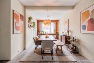 <p>Dit veelzijdige pand op een gunstige liggen te Kessel combineert wonen en werken en biedt tal van mogelijkheden voor wie op zoek is naar een praktische indeling en multifunctioneel gebruik. Het gelijkvloersappartement heeft een bewoonbare oppervlakte van 114 m² en wordt aangevuld met een handelsruimte of kantoor van 31 m² met aparte ingang, ideaal voor een zelfstandige activiteit of vrij beroep. Daarnaast beschikt het pand over een inpandige garage van 23 m².<br /><br />Via de aparte voordeur (afgescheiden van de handelsruimte) krijgen we toegang tot de inkomhal die aansluit op de leefruimte. Via een kleine sas/bergruimte bereikt men de keuken van ongeveer 8 m² groot. De keuken geeft op zijn beurt weer toegang tot de badkamer van 7 m². Naast de keuken bevindt zich een eetplaats met aangrenzende bergruimte. Vanuit deze eetruimte is er een doorgang tot de slaapkamer van 16 m². Achteraan beschikt het appartement over een overdekte koer, die bereikbaar is zowel via de inkomhal als via de keuken.<br /><br />Dankzij de combinatie van woon- en werkfunctie en de aparte toegang tot de handelsruimte, vormt dit pand een uitstekende opportuniteit voor investeerders, zelfstandigen of creatieve verbouwers die hun eigen stempel willen drukken op een eigendom met potentieel.<br /><br />Dit appartement maakt deel uit van een project dat o.a. bestaande magazijnen en appartementen bevat. Het appartement kan zowel individueel, als in combinatie met andere onderdelen uit dit project aangekocht worden.<br /><br />Voor meer informatie kunt u contact opnemen met ons kantoor.<br /><br />Extra:<br />- EPC: 490 kWh/m² (E-score -> renovatieverplichting!)<br />- Niet gelegen in mogelijks of overstromingsgevoelig gebied, niet gelegen in afgebakend overstromingsgebied of afgebakende oeverzone, niet gelegen in risicozone overstromingen (P-score C, G-score B).<br />- Gebied voor ambachtelijke bedrijven en de gebieden voor kleine en middelgrote ondernemingen, Vkr Vlaamse Waterweg, Gmo, stedenbouwkundige informatie in aanvraag.</p><p>- Niet opgenomen in maatregelenregister<br /><br />Voor meer info ga naar www.coenenvastgoed.be of bel 03/375.82.92</p>