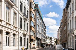 Dans la Lange Leemstraat, idéalement situé à proximité de la Banque Nationale, de la place du Théâtre et du Parc de la Ville, découvrez cet appartement penthouse clé en main avec une grande terrasse ensoleillée. Son emplacement central offre une excellente accessibilité ainsi qu'un large éventail de commerces, restaurants, terrasses conviviales et transports en commun, pour profiter pleinement de la vie urbaine dynamique.<br /><br />Des portes en verre authentiques mènent à un séjour chaleureux où le parquet en bois et le feu à gaz créent une ambiance accueillante. La véranda attenante forme un superbe espace de vie ouvert baigné de lumière naturelle. Depuis le séjour, vous accédez à la vaste terrasse ensoleillée, un endroit idéal pour se détendre. La cuisine entièrement équipée avec coin repas est attenante au salon, tandis que la salle à manger séparée, grâce à ses fenêtres coulissantes donnant également sur la terrasse, est parfaite pour des dîners conviviaux en famille ou entre amis.<br /><br />L'appartement comprend également deux chambres spacieuses, un dressing séparé et une grande salle de bains avec baignoire, douche, lavabo avec meuble de rangement et toilettes. Une disposition pratique et confortable qui répond parfaitement aux exigences d’un cadre de vie agréable.<br /><br />En supplément, l’appartement bénéficie d’une cave privative incluse dans le prix.<br /><br />En résumé, un appartement penthouse prêt à emménager, offrant tout le confort, une grande terrasse ensoleillée et un emplacement de premier choix au cœur vibrant d'Anvers.<br /><br />Intéressé ? Contactez LISTED pour une visite : +32 3 283 51 51