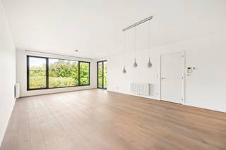 <span>Quares - TREVI Groep presenteert :<br />Indeling</span>:<br />
<p>Gelegen in een doodlopende straat aan Wervenhof 1A in Wijnegem, biedt dit ruime appartement van 118 m² een unieke combinatie van rust, comfort en bereikbaarheid. Het appartement bevindt zich op de eerste verdieping van een modern gebouw met lift, gebouwd in 2013 en bestaande uit slechts acht appartementen. Dankzij de uitstekende ligging geniet u van een open uitzicht, terwijl alle voorzieningen, waaronder het Wijnegem Shopping Center, zich op korte afstand bevinden.</p>
<p>Bij het betreden van het appartement wordt u verwelkomd in een brede inkomhal. De centrale gang geeft toegang tot alle kamers. De royale leefruimte met open keuken en eetkamer vormt het hart van de woning en onderscheidt zich door haar moderne uitstraling, overvloedige lichtinval en hoogwaardige afwerking met een parketvloer. Grote raampartijen zorgen voor een aangename connectie met buiten en leiden naar het terras van maar liefst 20 m², perfect georiënteerd aan de leefruimte om optimaal te genieten van het groene uitzicht.</p>
<p>Het appartement beschikt over drie volwaardige slaapkamers en een ruime badkamer voorzien van een dubbele wastafel, ligbad en inloopdouche. Dankzij het gunstige EPC-label A, de conforme elektriciteitsinstallatie en de aparte meters voor gas, water en elektriciteit bent u verzekerd van een energiezuinige en zorgeloze woonervaring.</p>
<p>Verder beschikt het appartement over een private kelderberging, een gemeenschappelijke fietsenberging en <strong>twee ondergrondse autostaanplaatsen</strong> <strong>die verplicht mee aan te kopen zijn aan € 20.000 per staanplaats</strong>.<br /><br /></p>
<p><u>Omgeving</u>:</p>
<p>Dit appartement geniet van een bijzonder gunstige ligging in een rustige en groene woonomgeving, zonder in te boeten aan bereikbaarheid. Op wandel- en fietsafstand bevindt zich het Wijnegem Shopping Center, het grootste winkelcentrum van de Benelux.</p>
<p>Ook voor dagelijkse boodschappen zijn er verschillende buurtwinkels, bakkers en supermarkten in de directe omgeving aanwezig. Gezellige restaurants, cafés en sportfaciliteiten bevinden zich eveneens op korte afstand.</p>
<p>Gezinnen zullen de nabijheid van diverse kleuter-, lagere en middelbare scholen zeker weten te appreciëren. Daarnaast zijn er verschillende recreatiemogelijkheden in de buurt, met tal van wandel- en fietsroutes langs groene zones en natuurgebieden.</p>
<p>De bereikbaarheid is uitstekend dankzij de vlotte aansluiting op belangrijke invalswegen zoals de E313, E34 en de Antwerpse Ring. Bovendien zorgen meerdere busverbindingen in de omgeving voor een goede aansluiting op Antwerpen en de omliggende gemeenten. Ook de tramhalte aan het Wijnegem Shopping Center bevindt zich op korte afstand, waardoor het stadscentrum van Antwerpen snel en comfortabel bereikbaar is.</p>
<p>Kortom, een locatie die de rust van het buitenleven combineert met alle voordelen van stedelijke voorzieningen binnen handbereik.</p>