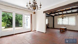 Square Estate presents this villa in need of complete renovation, ideally situated in Hamme. This detached property comprises the following: On the...
