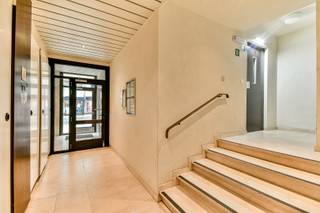Centraal gelegen in het hart van Middelkerke bevindt zich deze praktische studio van ca. 36 m², ideaal als tweede verblijf aan zee of als investering. De studio verwelkomt u via een inkomhal en geeft uit op een lichtrijke leefruimte met open keuken, slaaphoek en toegang tot een zongericht balkon met prachtig verzicht. Verder beschikt het appartement over een badkamer uitgerust met toilet, lavabo en bad met douchekop.<br /><br />De studio is voorzien van houten ramen met dubbele beglazing, elektrische verwarming en een elektrische boiler voor sanitair warm water (vernieuwd in 2024). De elektrische installatie is conform. Daarnaast hoort bij het appartement een aparte berging op de bovenliggende verdieping en is er een gemeenschappelijke fietsenberging aanwezig. <br /><br />Het huidige EPC (595 kWh/m² – label F) geeft geen volledig correct beeld van de werkelijke energieprestatie, aangezien het naastgelegen gebouw momenteel nog in opbouw is. De isolerende impact hiervan werd nog niet meegenomen in de berekening, waardoor het EPC naar verwachting zal verbeteren tot ongeveer label D na voltooiing van het project.<br /><br />Neem voorsprong met een vrijblijvende en gratis schatting van uw eigendom via:<br />http://www.residentievastgoed.be/gratisonlineschatten<br /><br />EPC: 595 kWh/m² - UC: 3779401 ~ Vg, Wg, Gvkr, Gvv, Gmo ~ Ref. MI24665