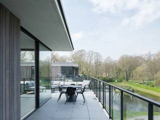 Lichtrijke penthouse met 3 slaapkamers, ruim zonneterras en twee overdekte staanplaatsen met groen uitzicht op fietsafstand van het centrum van...