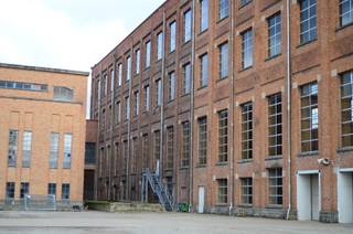 Magazijn te Schelle met grondoppervlakte van 5100 m²Vrije hoogte: 23,40 mOpen vrije ruimte: +/- 36 m x 82 mRolbrug 16 ton & goederenlift aanwezig3...