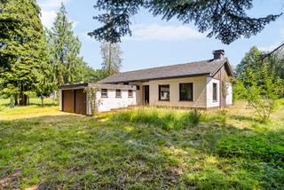 This property, in need of renovation, is situated in an absolute prime location, on the border of Wuustwezel, Kapellen, and Brasschaat, in a quiet, low-traffic street surrounded by greenery. Despite the serene setting, the main road is just minutes away, and car-free walking and cycling paths provide easy access to the town center. The spacious plot of 2,514 m² offers plenty of possibilities for a home with a ground-floor living area and three bedrooms.

Layout

Upon entering through the hallway, you will find a guest toilet. To the right is the large, bright living area. The closed kitchen is fully functional and adjoins the dining room. The property also features three spacious bedrooms and a centrally located bathroom with a bathtub and a second toilet. The double internal garage provides space for two cars or can be used as additional storage.

Garden

The generous, sunny garden offers numerous possibilities for your own green oasis. The terrace is accessible from the kitchen, and at the rear of the garden you will find a garden house. The garden is fully fenced and features a double gate at the front. In front of the house, there is a driveway providing space for two additional cars on the enclosed plot.

Highlights:

Single-level living

Spacious plot of 2,514 m²

High renovation potential

Green, residential surroundings

Double internal garage