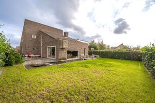 <p>Deze woning op zuidwest gericht perceel van 600m² is bijzonder rustig gelegen én biedt u tevens een vlotte verbinding via E40 en E403. Daarnaast is ook de Brugse binnenstad en het station op fietsafstand/makkelijk te bereiken per bus. <br />De GELIJKVLOERSE SLAAPKAMERS EN BADKAMER zorgen er bovendien voor dat volledig gelijkvloers woning/kangoeroewonen in deze woning mogelijk is.</p>
<p>De woning is ingedeeld in:<br />Gelijkvloers: Royale inkom, uitgeruste keuken, living met zithoek (houtcassette) en eetplaats, hal, gelijkvloerse badkamer met douche, ligbad en lavabomeubel, 2 gelijkvloerse slaapkamers en garage. <br />Eerste verdieping: nachthal, 3 ruime slaapkamers waarvan 1 met dressing en badkamer met douche. <br />Zolder: bergzolder.</p>
<p>Buiten: oprit voor 2 wagens, aangelegde voor- en zijtuin (volledig afgesloten van de straat) en zongerichte achtertuin met terras en vijver.</p>
<p>Binnenkort uw intrek nemen in deze ruime (295m²) woning op rustige én centrale locatie?</p>
<p>Contacteer Bonne Vastgoed 7 op 7 via info@bonnevastgoed.be en 050/73.73.73</p>
<p></p>