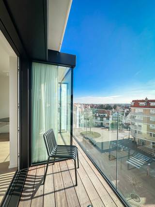 Tijdloos ingericht appartement, uitstekend gelegen in een nieuwbouwconstructie op het DRIEHOEKSPLEIN...<br /><br />Het appartement bevindt zich op de 4e verdieping van een nieuw gebouwde residentie op het Driehoeksplein, geniet van een perfecte, zuidgerichte oriëntatie, en is gelegen op enkele passen van de ZEEDIJK in het Zoute! <br /><br />Samenstelling: Inkomhal met gastentoilet en vestiaire. Zonovergoten woonkamer die uitgeeft op een aangenaam terras. Open keuken, voorzien van alle hedendaagse comfort. Cosy eethoek met mooi open zicht over het plein. Berging. <br /><br />Achteraan bevinden er zich 2 rustig gelegen slaapkamers, voorzien van ingemaakte kasten. Er is 1 afzonderlijke, luxueus ingerichte douchekamer met lavabo en douche. <br /><br />Een bijzonder aangenaam appartement, gelegen op een absolute toplocatie in het Zoute!