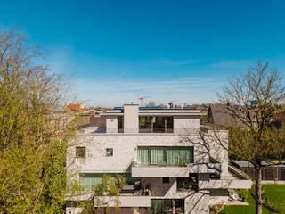 Ligging:<br /><br />Kleinschalig nieuwbouwproject, ontworpen door Caan-Architectenbureau, is gelegen op een zeer goede locatie: nabij de Sterre, het miljoenenkwartier, het St. Pietersstation en alle belangrijke uitvalswegen (R4, autowegen, N60) in de directe omgeving. In de nabijheid zijn er winkels, scholen, openbaar vervoer, ... (Mobiscore van 9,5/10)<br /><br />Project en afwerking:<br />Huize Stella zal omgeven worden door groen en door een gemeenschappelijke parktuin. U zal hier terechtkomen in een oase van rust.<br /><br />De penthouse wordt voorzien van een high-end afwerking, energiezuinige technologie en doordachte en kwalitatieve materialen ! De huislift, blokdeuren, vloerverwarming en warmtepomp, zonnepanelen, elektrische haard met waterdamp, zonwerende screens, airco en het riante terras met zicht op de tuin zorgen voor een uniek wooncomfort.<br /><br />De penthouse is voorzien van 2 ruime slaapkamers met ensuite badkamers. De master is ook voorzien van op maat gemaakte kasten. De leefruimte met open keuken is rondom omgeven door riante terrassen.<br /><br />Er zijn eveneens ondergrondse parkings voorzien, bergingen en een fietsenberging in eigen tuinberging.<br /><br />Prijzen zijn exclusief berging en/of parking. 6% BTW mogelijk indien de koper in aanmerking komt.<br />Nieuw voor investeerders : het 6% BTW-tarief geldt nu ook voor aankopen die gedurende 15 jaar verhuurd worden (onder de toepasselijke wettelijke voorwaarden). Dat verlaagt de aankoopkost en kan uw netto-rendement aanzienlijk verbeteren.<br /><br />Voor meer info en/of afspraak bel Anthony op 0488/14 62 77