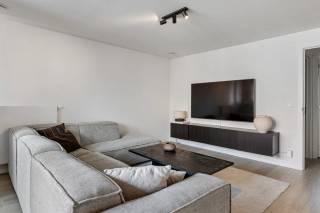 Dit instapklare 2 slaapkamer appartement is gelegen in een kleine residentie met 11 appartementen en 11 gelijkvloerse parkeerplaatsen. Het gebouw dateert van 2021 en is nog onder bouwgarantie.
Enkele troeven van dit appartement zijn: privatieve zonnepanelen, EPC A-label, een mooie keramische parket, ventilatie systeem D, etc.
U kan zelf slapen met de slaapkamerramen open, zo rustig is het hier...<br />Indeling:
inkomhal met vestiairenis, toilet, een grote leefruimte (open keuken (ingericht met alle toestellen), eetplaats en salon) welke toegang geeft tot het terras (6m² en West-gericht), aan de keuken is een mooie keukenberging gekoppeld, nachthal, 2 mooie slaapkamers en een grote badkamer (inloopdouche en dubbele lavabo).
Op het gelijkvloers is er een bergplaats inbegrepen bij het appartement.<br />Een interne autostaanplaats (31.500 €), een interne autostaanplaats met een grote privatieve berging (41.000 €) of een afzonderlijke garagebox met plaats voor 1,5 wagens (85.000 €) kunnen bijgekocht worden.<br />Wat men nodig heeft, vindt men in de onmiddellijke omgeving.<br />Dit gebouw staat op enkele honderden meters van UZ Jette, de ring van Brussel, etc.<br />mobiscore: 8,5/10<br />Bij interesse, bel of mail met Pieterjan Windey op pw@entree.be of 0472 80 20 65