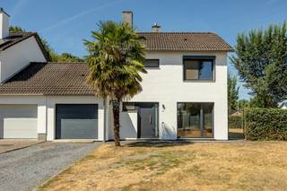 <p><strong>INSTAPKLARE, GEZELLIGE GEZINSWONING (HOB) MET 3 SLAAPKAMERS, INPANDIGE GARAGE OP RUIM PERCEEL TE GENK (WINTERSLAG)<br /><br /></strong>We vinden deze gerenoveerde, instapklare woning terug op Iepenstraat 16 te Genk op een perceel van maar liefst 7a53ca. Vandaag betekent deze locatie, wonen in een gezinsvriendelijke buurt (doodlopende straat) met vlakbij een speelweide, veel groen, de basisschool, handige buurtwinkels, de bruisende Vennestraat en C-Mine. Naast cultuur, bieden de bossen rondom de mijnterril veel wandel-, loop- en mountainbike-plezier. In no-time bereik je van hieruit ook de Hasseltweg, Genk-centrum en de oprit naar de autostrade.<br /><br />Er is echter meer! De woning onderging in 2015 een zeer grondige renovatie. Zo werden aangepakt / vernieuwd: vloerisolatie, waterleidingen en afvoeren, elektriciteit (conform en aansluiting voor eventuele zonnepanelen werd reeds doorgetrokken naar de zekeringenkast), verwarmingsinstallatie op aardgas, namelijk een HR-topketel, de ramen en deuren (PVC met driedubbele beglazing), grotendeels elektrische rolluiken,… Er werd verder nog een pellet-kachel geplaatst in de woonkamer (met katalysator naar de keuken) en bovendien werd onlangs de voorgevel, de inkom- en traphal en bovenverdieping geschilderd en werden de kamers boven van nieuwe binnendeuren voorzien.<br /><br />Op het gelijkvloers bevinden zich een inkomhal met gastentoilet en vestiaireruimte die rechts leidt naar de leefruimte met gezellige pellet-kachel en rechtdoor naar de goed uitgeruste keuken met granieten werkbladen en spatwanden voorzien van amerikaanse koelkast, inductie-kookvuur, afzuigkap, wastafel met afdruiprek en uitneembare mengkraan, afwasmachine, microgolfoven en heteluchtoven. Vanuit de leefruimte bereik je via een grootschuifraam het overdekt terras. Naast de keuken bevindt zich een ruime wasplaats die op zijn beurt leidt naar de inpandige garage met sectionaal-poort en naar de veranda.<br /><br />Op de eerste verdieping, tref je via de brede nachthal de badkamer met dubbele wastafel, toilet en ruime inloopdouche en 3 ruime slaapkamers. In de nachthal bevindt zich verder nog een luik dat naar de bergzolder leidt.<br /><br />Parkeergelegenheid voor minstens 2 wagens worden op de oprit gegarandeerd, dit naast de inpandige garage. De tuin is volledig omheind en is eveneens langs het tuinpoortje rechts te bereiken.<br /><br />Koppels of gezinnen die een volledig instapklare woning zoeken op een super toffe locatie in Genk, zijn hier aan het juiste adres.<br /><br />Interesse om deze topper zelf te komen bewonderen? Contacteer ons op 011 96 51 76 of mail naar info@momentumvastgoed.be!</p>