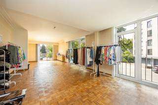 <p><span>Een appartement van dit formaat kom je zelden tegen. Met ca. 193 m² bewoonbare oppervlakte, een indrukwekkende leefruimte die alle ruimte biedt voor een royale zit- én eethoek, vier volwaardige slaapkamers en twee terrassen heb je hier alle troeven in handen om een echte droomwoning te creëren. Voeg daar de rustige ligging vlak bij het Rivierenhof en de optionele garagebox aan toe, en je hebt een unieke opportuniteit voor wie royaal wil wonen.</span></p><p><span>Ruimte die indruk maakt</span></p><p><span>Zodra je de inkomhal binnenstapt, voel je het meteen: dit is geen doorsnee appartement. De royale inkomhal met originele blokjesparket en marmeren vloer vormt de perfecte aanzet naar de indrukwekkende leefruimte van ca. 57 m². Dankzij de grote raampartijen baadt deze ruimte de hele dag in het natuurlijke licht, terwijl de originele blokjesparket en de sierschouw voor heel wat warmte en karakter zorgen.<br /><br />Vanuit zowel de leefruimte als de keuken stap je het terras aan de voorzijde op. Een heerlijke plek om de dag te starten met een kop koffie of om op een zonnige avond nog even buiten te genieten.<br /><br />De ruime keuken biedt vandaag alle basiscomfort, maar vormt tegelijk de ideale basis om een hedendaagse leefkeuken op maat te realiseren die perfect aansluit bij de royale leefruimte.<br /><br />Achteraan wacht nog een extra troef: een polyvalente ruimte van ca. 31 m². Deze ruimte richt je zo in als bureau, hobbyruimte, praktijk, speelkamer of extra leefruimte. Net die extra vierkante meters maken dit appartement zo uitzonderlijk.</span></p><p><span>Vier slaapkamers en ruimte voor iedereen</span></p><p><span>Ook aan slaapruimte geen gebrek. Achteraan bevinden zich vier volwaardige slaapkamers, allemaal rustig gelegen. De grootste slaapkamer beschikt over praktische ingemaakte kasten en geeft rechtstreeks uit op het tweede terras, waar je in alle privacy van een rustig moment geniet.<br /><br />De badkamer is opvallend ruim en uitgerust met een douche, dubbele lavabo, toilet en bidet. Daarnaast is er nog een apart gastentoilet aanwezig.<br /><br />Wie op zoek is naar een appartement met uitzonderlijk veel ruimte én de mogelijkheid om alles volledig naar eigen smaak te renoveren, vindt hier een unieke basis voor jarenlang woonplezier.</span></p><p><span>Groen wonen met alles binnen handbereik</span></p><p><span>De Morckhovenlei is al jaren een geliefde woonlocatie dankzij haar rustige, residentiële karakter en uitstekende bereikbaarheid. Op enkele minuten wandelen ligt het prachtige Rivierenhof, het grootste park van Antwerpen, waar je heerlijk kunt wandelen, sporten of gewoon genieten van het groen.<br /><br />Ook supermarkten, buurtwinkels, scholen en openbaar vervoer bevinden zich op wandelafstand. Met de fiets bereik je vlot het centrum van Antwerpen en ook de Ring ligt vlakbij, waardoor je snel in en uit de stad rijdt. De combinatie van rust, ruimte en een uitstekende ligging maakt dit appartement bijzonder aantrekkelijk voor gezinnen en iedereen die royaal wil wonen.</span></p><p><span> </span></p>