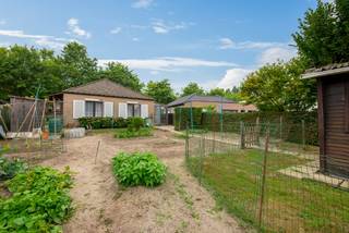 U vindt deze woning terug in een zijstraat van de Tiburstraat, <strong>gunstig & rustig en tevens zeer centraal gelegen</strong> op slechts 800m van de oprit E19 Antwerpen-Brussel. Ideale ligging voor woon-werkverkeer! Dit huis bevindt zich ook op wandelafstand van het openbaar vervoer, het centrum, enkele winkels en scholen. Er is parkeergelegenheid op de oprit en in de inpandige garage. <br /><br />Het bouwjaar is 1972. Dit eigendom werd steeds goed onderhouden, doch dient gemoderniseerd te worden. CV op mazout met een ondergrondse tank van 5200L is aanwezig. De bewoonbare oppervlakte is 145m2. De <strong>indeling </strong>is als volgende: <strong>GLVL:</strong> inkomhal met ingemaakte kasten, nachthal, klassiek ingerichte badkamer, 3 slaapkamers, klassiek ingerichte keuken, apart toilet, woonkamer met houtkachel, wasplaats en een veranda; <strong>1eV: </strong>zolderruimte met uittrekbare zoldertrap. De tuin is oost-gericht en aangelegd met een groentenhof, berging en een terras. <br /><br />Neem vandaag nog contact met ons op voor een bezichtiging en ontdek de mogelijkheden die deze woning te bieden heeft!<br />